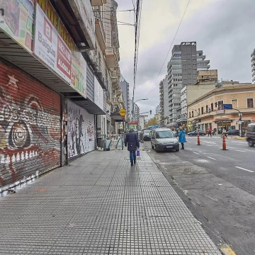2 PLANTAS   SS, FRENTE AL SHOPPING ABASTO!