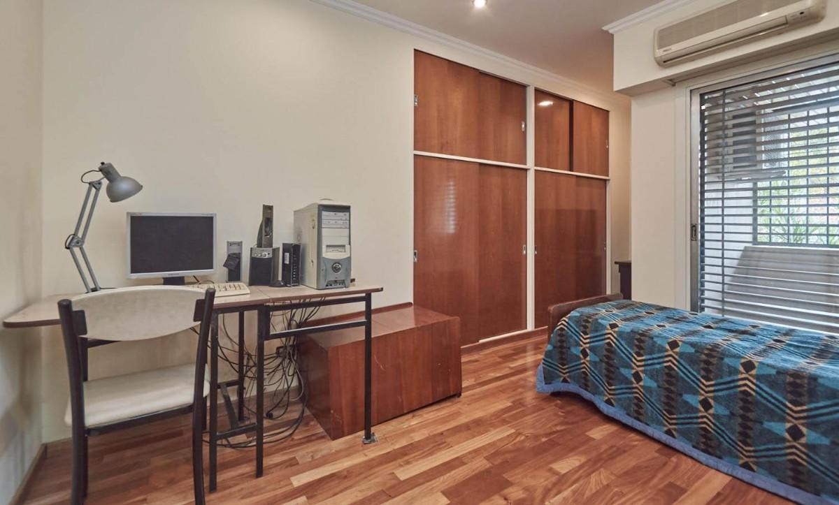 DORMITORIO al FRENTE con salida a BALCON