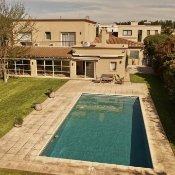 Venta casa 5 ambientes pileta galería parrilla Bella Vista Chico