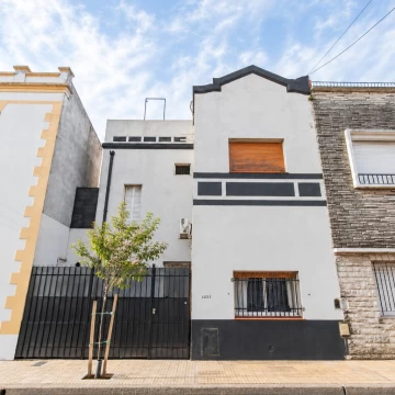 Casa en venta 4 dormitorios, 2 baños, patio y terraza en Liniers - financiación
