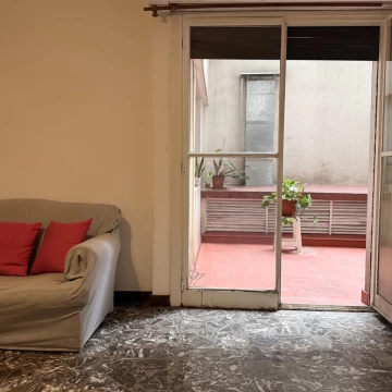 Departamento dos ambientes en primer piso con patio