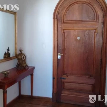 Santa Fe 2300. Alquiler. techos altos . Amplios ambientes.