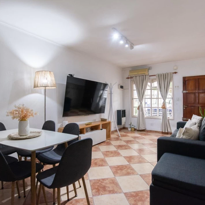 VENTA TRIPLEX 4 AMBIENTES. COCHERA, PATIO CON PARRILLA - APTO CRÉDITO - VILLA ADELINA.