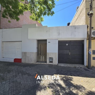 Casa con terreno en Catamarca y Pueyrredón - PICHINCHA