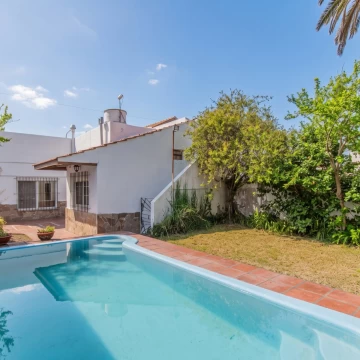 VENTA. CASA. 4 AMBIENTES. PILETA. QUINCHO. TALLER. QUILMES.