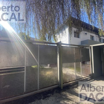 EXCELENTE DUPLEX EN CITY BELL PROX. A CENTRO EN IMPECABLE ESTADO. DOS DORMI,BAÑO MAS TOILLETE, COCINA Y ESPACIOSO LIVING COMEDOR. LUGAR PARA AUTO Y GALERIA SEMI CUBIERTA. 