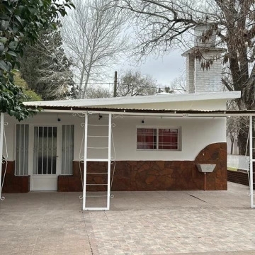 Casa en alquiler en Funes de Un dormitorio con quincho y piscina