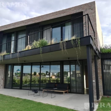 Casa en Lote Interno Barrio Riberas en Alquiler Temporal con Pileta PG A