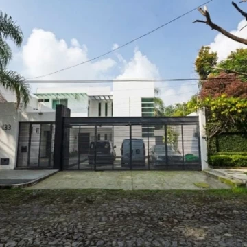 CASA EN LAS FUENTES CON ALBERCA
