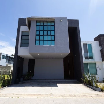 Casa dentro de coto con recámara principal en PLANTA BAJA