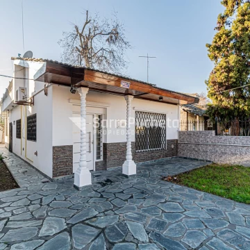 Venta casa 4 ambientes con cochera y terraza en Merlo.