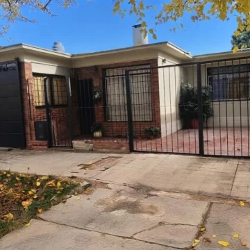 Casa de 3 dormitorios con patio grande y cochera doble – Barrio Cementista – Las Heras