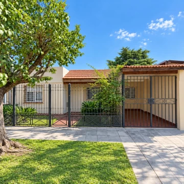 Casa de 3 dormitorios con departamento de 2 ambientes en Villa Luzuriaga