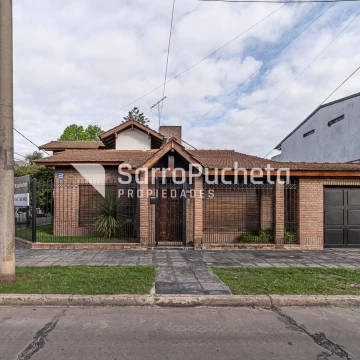 Venta casa 5 ambientes con patio, cochera y parrilla, Ramos Mejia