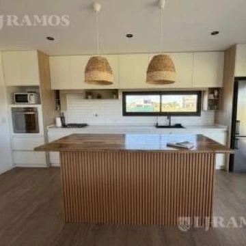 Casa de 3 pisos a la venta con piscina Increibles vistas PGA