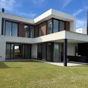 Casa en alquiler al lago Barrio Costas Puertos