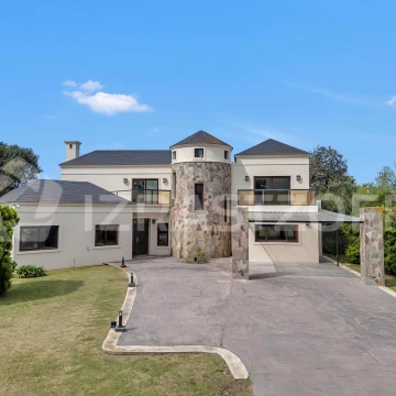 Casa en venta en Estancias del Golf Pilar con vista al Golf y la laguna 