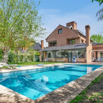 Casa en La Delfina, 5 dor, galería cerrada, jardín y pileta