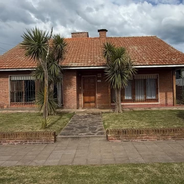 Casa en Parque Mar con dependencia de servicio y jardin