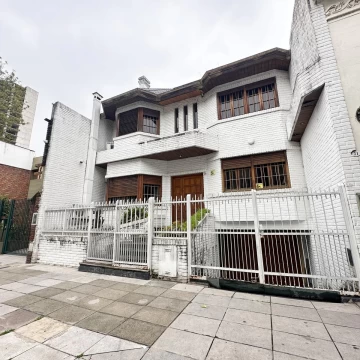 Casa de Categoría en Venta en Barracas Patio con Pileta y Parrilla Terraza y Cochera Apto Crédito
