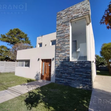 Venta casa moderna 4 ambientes, gas natural, sobre asfalto en Parque Sakura, Exaltación de la Cruz