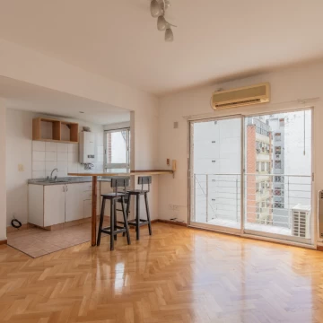 Venta departamento SEMIPISO 2 ambientes en Belgrano al frente con balcón