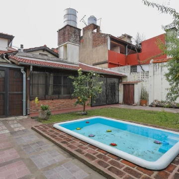 VENTA Casa 4 ambientes con Cochera Quincho y Patio con Pileta