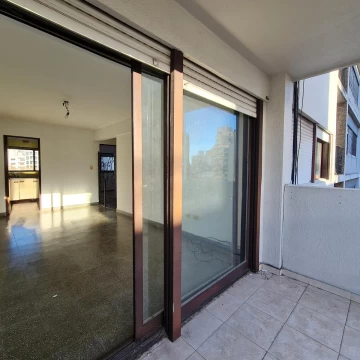 Departamento 2 DORMITORIOS y balcón al frente en Esq. 12 y 47