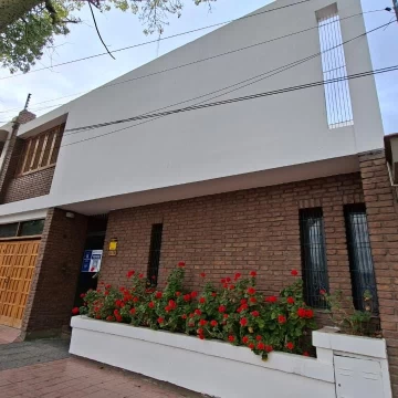 Casa en Venta en Barrio Arizu Godoy Cruz. Cuatro dormitorios. Lindo Patio.