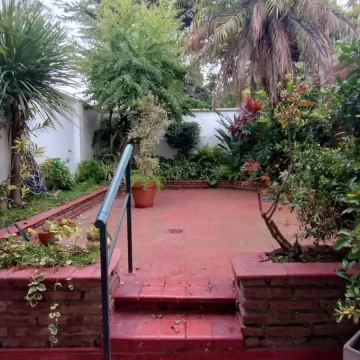 Venta casa 4 ambientes con jardín en Bernal Centro
