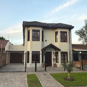 Casa en Barrio Zacagnini con 4 dormitorios, quincho y jardín