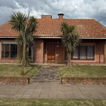 Casa en Parque Mar con gran parque a metros del mar y las playas