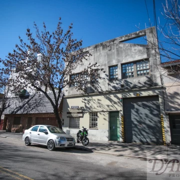 Planta Industrial con nave, entrada de camiones y gran potencial constructivo en Nueva Pompeya