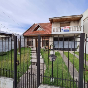 Chalet con parque y pileta - Fiorito