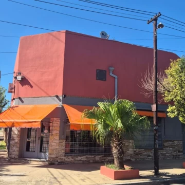 ALQUILER DE LOCAL CON VIDRIERA EN BERNAL OESTE