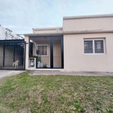 VENTA CASA 3 AMB CON COCHERA Y PATIO QUILMES