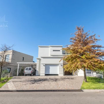 Casa moderna de categoría en Ayres Plaza, Quincho cubierto, pileta y cochera cubierta