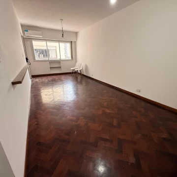 Monoambiente muy luminoso y completo en Balvanera. Apto Crédito.