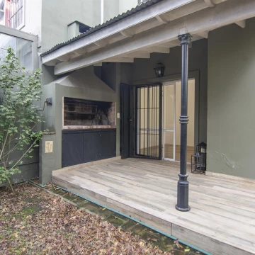 Casa con 4 dormitorios, cochera, jardín y parrilla en San Isidro