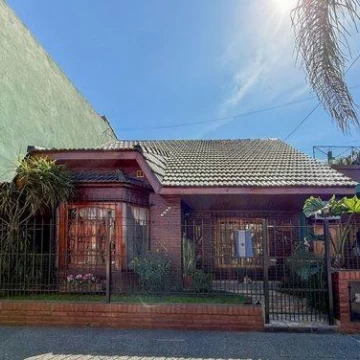 Venta casa multifamiliar 6 ambientes en Moron sur.