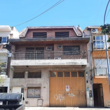 Casa en 3 plantas 5 amb y Galpon. Uso comercial y residencial