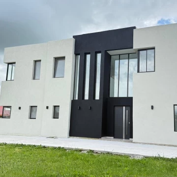 Casa en venta de 5 dorm    estudio en San Sebastian Area 5 Apto credito Primera Escritura