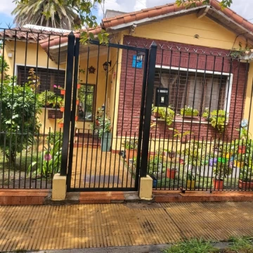 VENTA CASA 3 DORM CON PATIO Y COCHERA EZPELETA