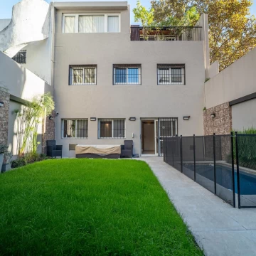casa a la venta sobre lote propio con jardin, pileta, parrilla y 2 cocheras en Nuñez