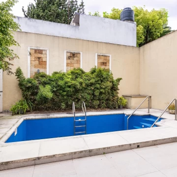Casa en Ramos Mejia  6 ambientes con pileta y jardin