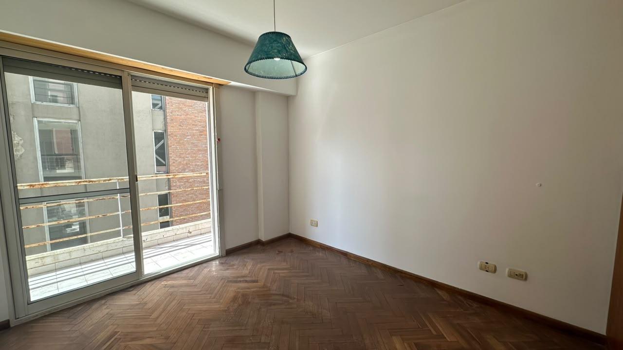 dormitorio con salida al balcon