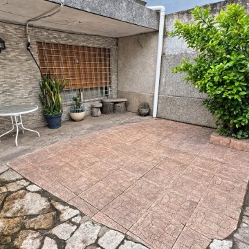 CASA CON COCHERA SEMICUBIERTA EN VILLA REAL