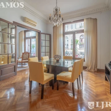 Recoleta. M. T de Alvear y Montevideo. Piso francés reciclado. venta. Sup. 163 m2