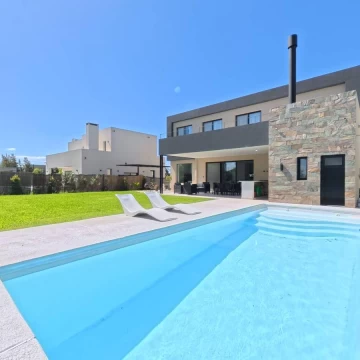 Venta - Casa - 5 Ambientes - Pileta - Barrio Nautico - Permuta