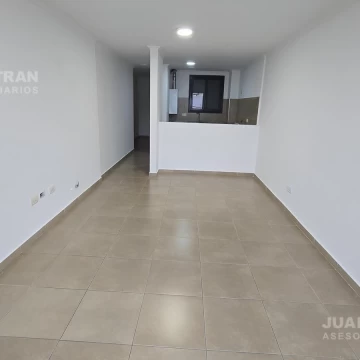 Depto 2 dormitorios con balcón al frente y cocina semi integrada